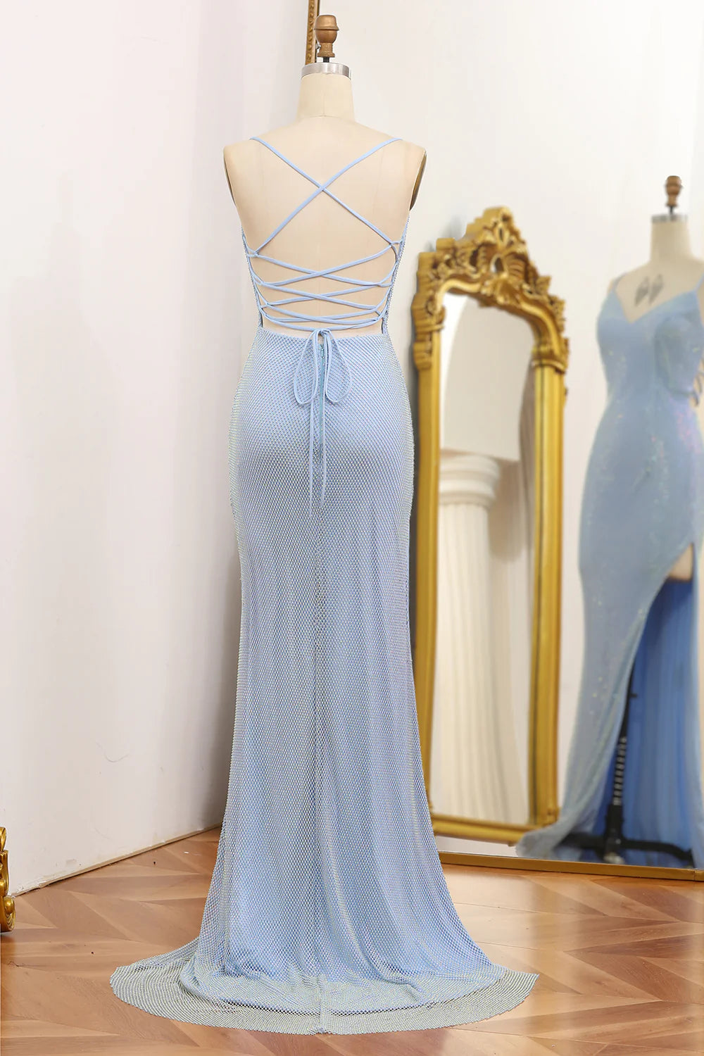 Vestido de fiesta de sirena con tirantes finos y espalda cruzada